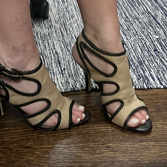 Tahari 7 1/2 M Black leather and Tan Heels - Picture 7 of 7